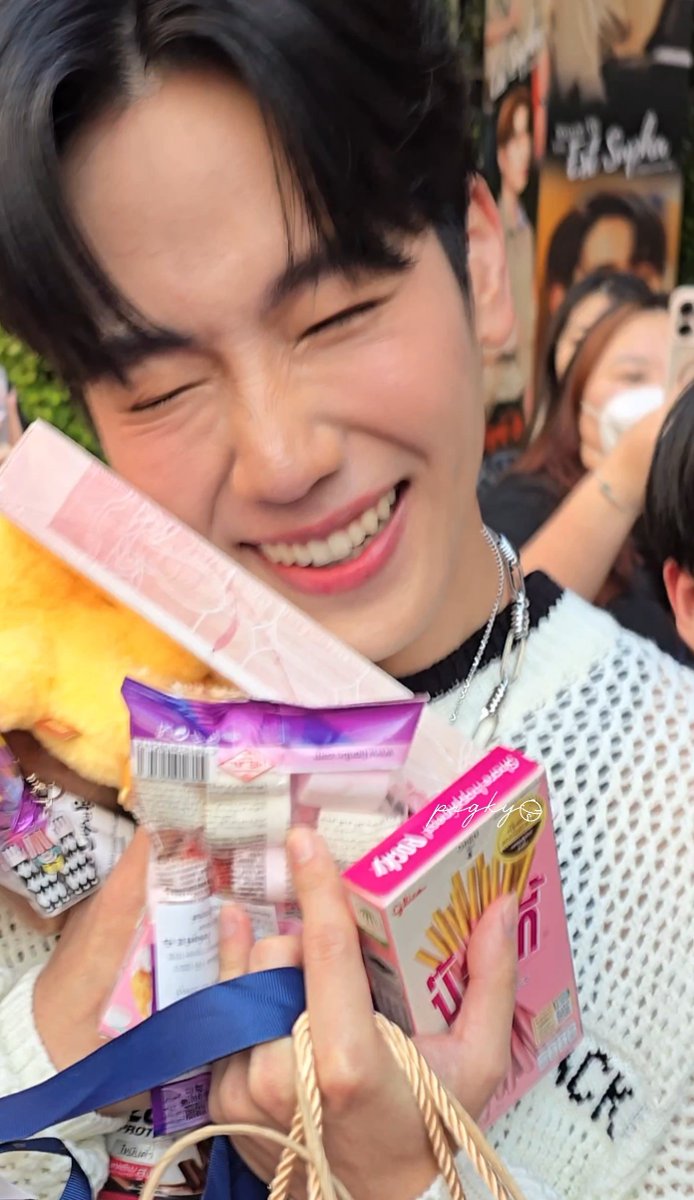 Ppigkypocky's tweet photo. จิ๋วเดินมาตอนแรกจะให้ของ แต่จุดนั้น 
นู๋รับไม่ไหวแย้ววว 🤏

#เดินสายเพื่อนที่จริงใจ 
YINWAR SINCERE FRIENDS
#warwanarat @warwanarat https://t.co/Ieua4lctG9
