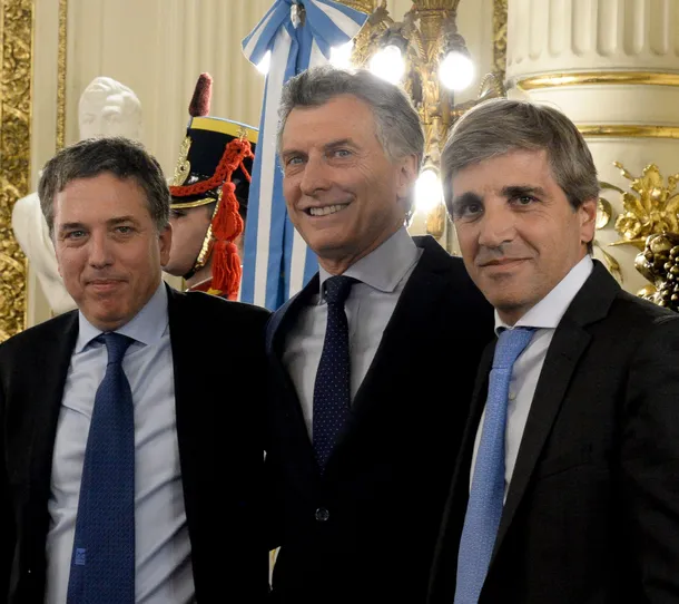 🚨AHORA🚨 El FMI le pidió a Luis Caputo que devalúe y lleve el dólar cerca de los $2.000 para luego otorgarle un nuevo endeudamiento de 20 MIL MILLONES DE DÓLARES. Otra vez vamos al abismo, devaluación, nuevo endeudamiento que pagaremos todos. Sabemos como termina la historia.