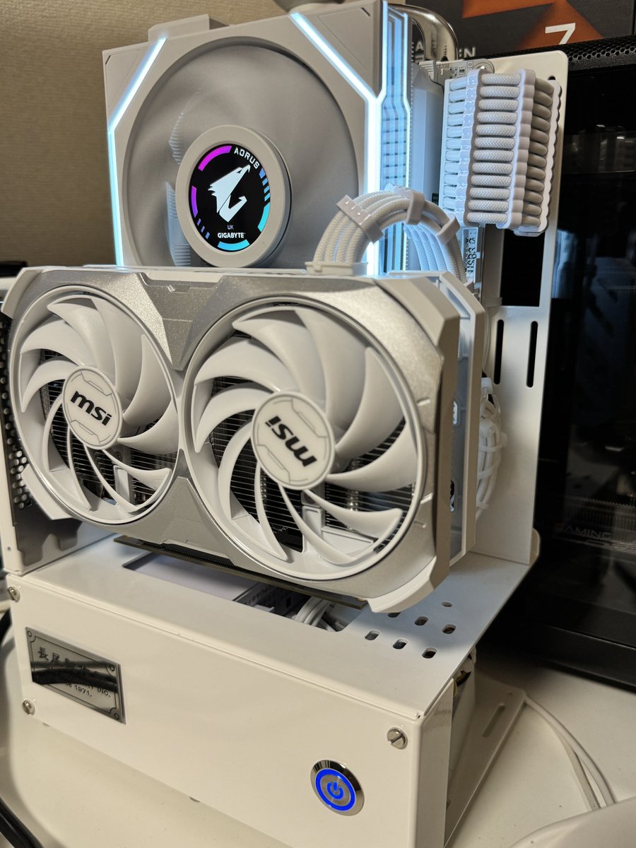Leclair224_AMD's tweet photo. PC詳細
PC㌜ 長尾製作所ｵｰﾌﾟﾝﾌﾚｰﾑver.mini-itx
CPU  Ryzen7600X3D
GPU  NVDIA MSI 4060 8G
MB    GIGABYTE X870I AORUS PRO ICE
ﾒﾓﾘ    Crucial PRO DDR5-6000 2×16 32G
SSD  Crucial CT1000T500SSD8JP
電源  LIANLI SFX SP850 GOLD WHITE
冷却  ID COOLING IS-55
FAN  LIANLI TL LCD 120 https://t.co/qIHKSdZIvT