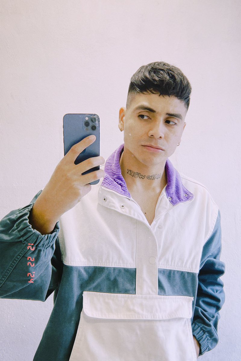 Hola, vine a tomarme fotos al baño en medio de una posada familiar, y tu que haces?