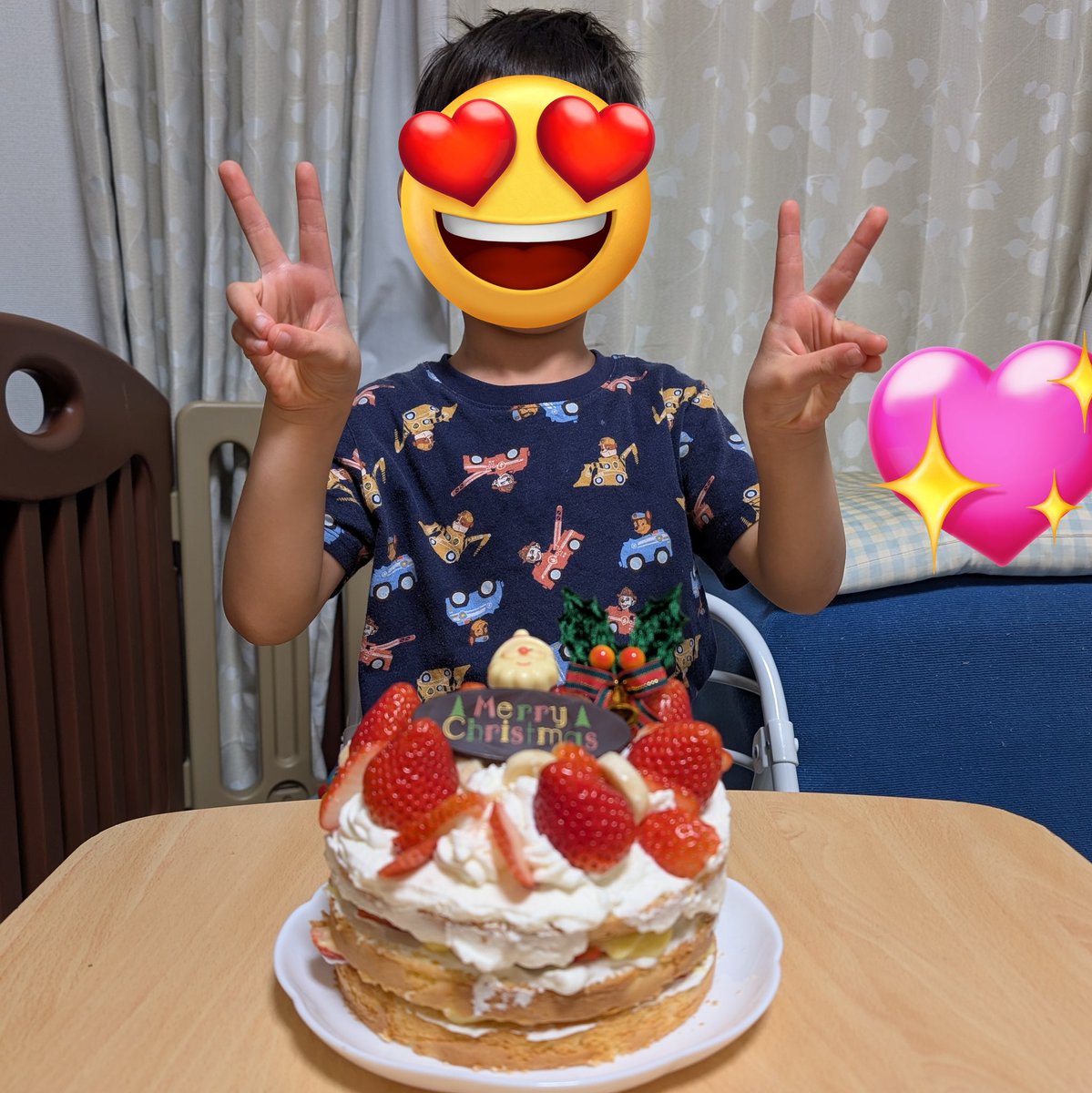 necopoh's tweet photo. プレゼントはクリスマスの日にサンタさんが持ってきてくれるのでありませんが、ケーキとごちそうは日曜日にパーティしました！
今年の1号作のクリスマスケーキ🎅🎄
生クリームはケチって1パックしか買わなかったので側面には無しです(笑)
来年は2号も出来るかな？
(イチゴ食べちゃうので撤退させた) https://t.co/jewyDG0zCJ