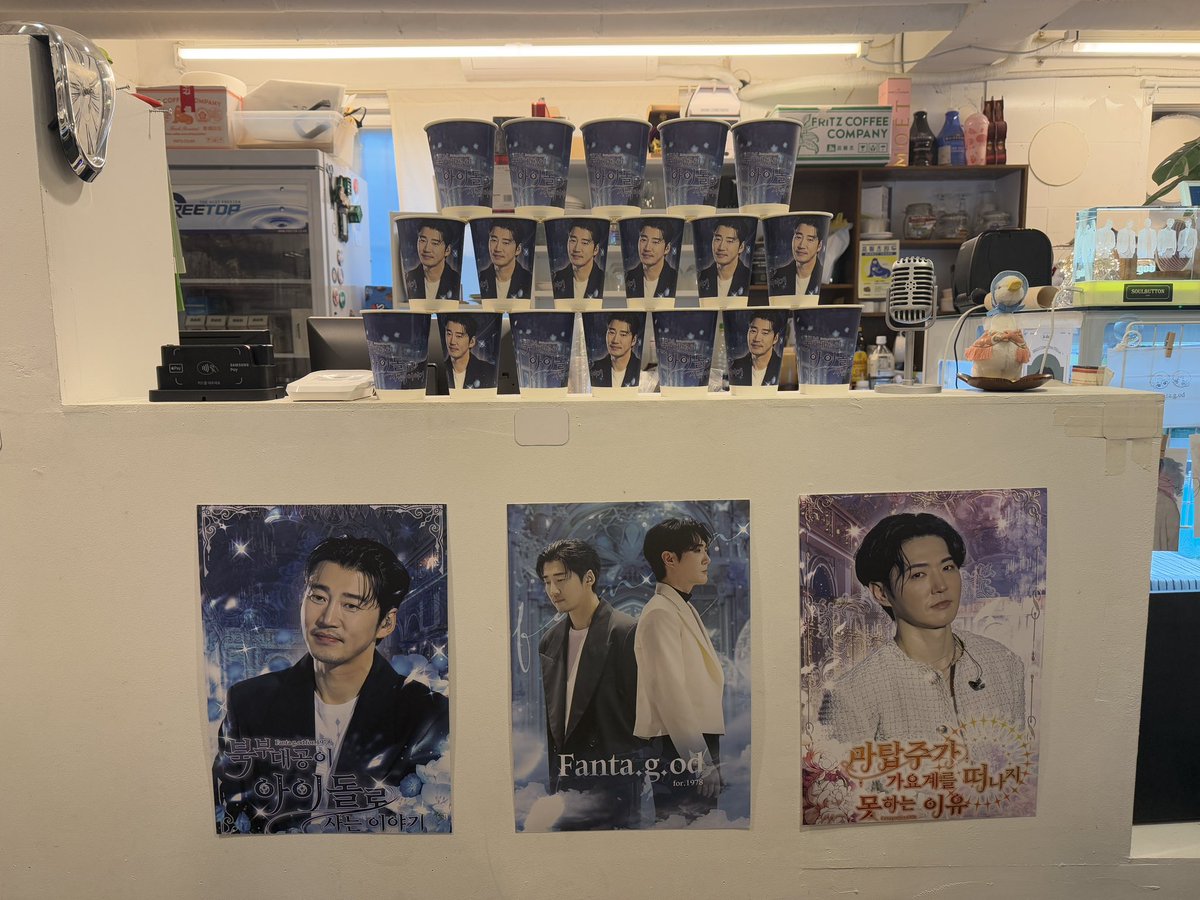 사방에 있는 우리 동갑즈 미모에 반하고 또 반하고!!!! 홀린듯이 계속 구경!! 결국에 이틀이나 가버렸지! 이렇게 동갑즈 생일을 축하하고 즐길 수 있는 공간 마련해 주셔서 감사합니다🩵

#우리만의_멋진_판타지오디
#HBD_별처럼빛나는_1978