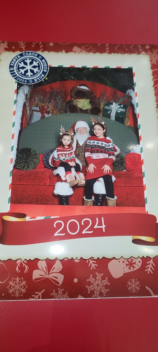 Does anyone know them? Found in mall pkg lot, I returned to Santa's helpers 12/22 around 3p, let them know! #peabody #peabodyMa #Northshoremall #pictureswithSanta
