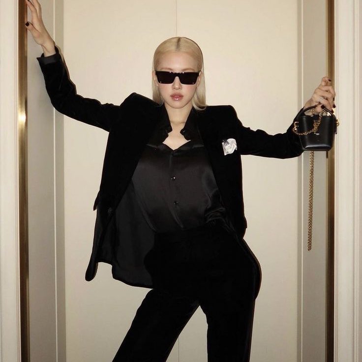 charts_rose's tweet photo. ROSÉ breaks a 12-year old record held by PSY with “Gangnam Style” as “APT.” (#9) becomes the highest-charting song by a K-pop soloist on Billboard Pop Airplay chart in history. https://t.co/YDIMqQ6MFO