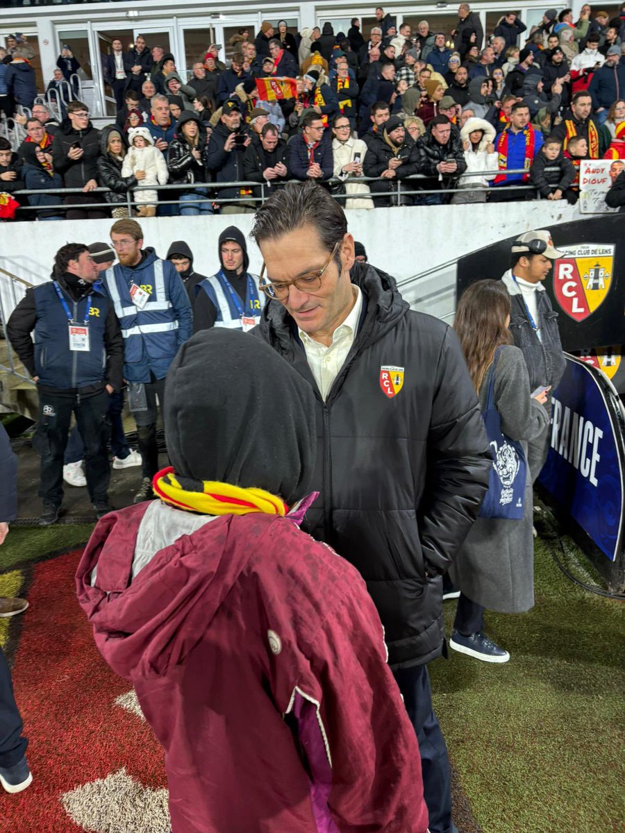 🎤 Ce soir, notre invitée Émeline était chroniqueuse pour <a href="/beinsports_FR/">beIN SPORTS</a> avec <a href="/Florian_genton/">Florian Genton</a> #beUnited
Elle a pu fouler la pelouse de Bollaert et même échanger quelques passes avec son joueur préféré. On vous laisse deviner! 
<a href="/RCLens/">Racing Club de Lens</a> 
#RCLPSG #CoupeDeFrance