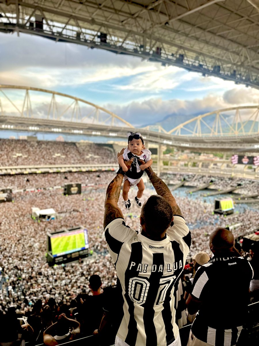 danielnud7's tweet photo. Essa foto vai ficar marcada na minha vida.
Que momento 🤩

Nem no meu melhor sonho eu podia ter sonhado isso. 

Ps: pra todos que tão pegando a foto, pelo menos da credito pra minha baby Lua 😂 https://t.co/t6J6yd954v