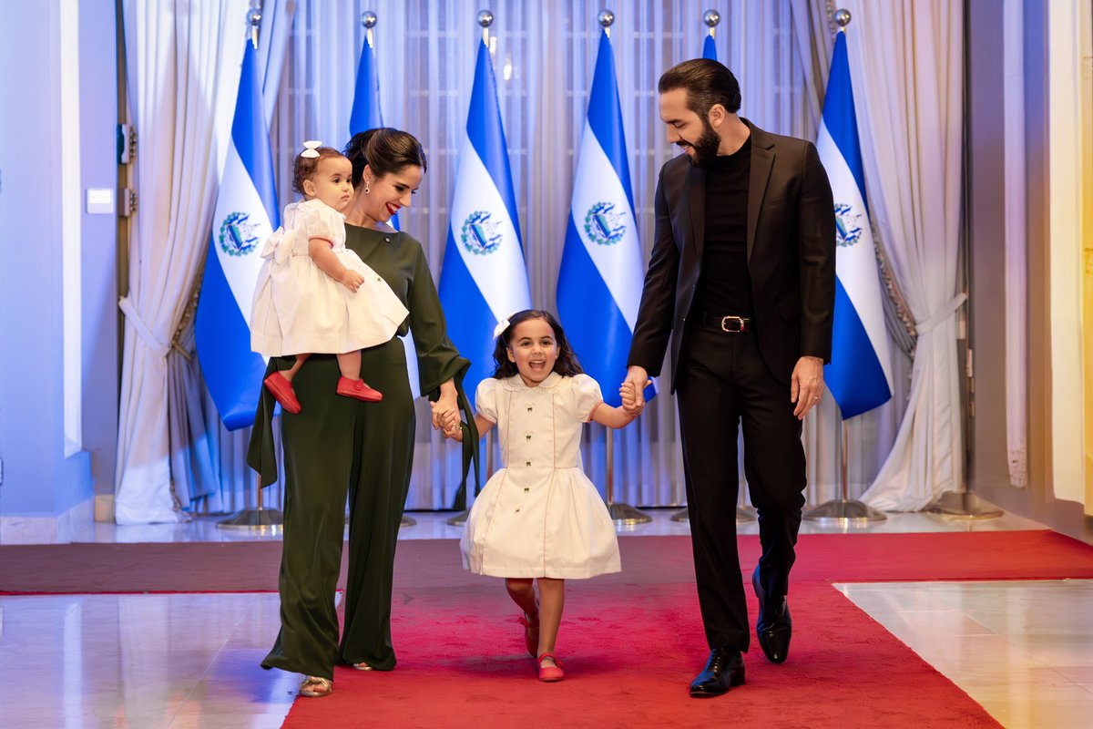 La familia Presidencial está lista para encender el árbol de Navidad.

Sintoniza la Cadena Nacional a las 7:00 p.m. 🎄🎅🏻✨