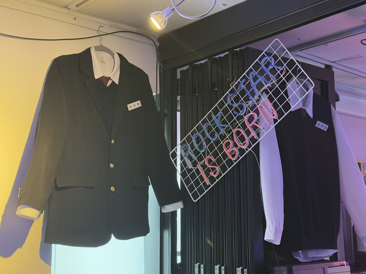 와 씨 개 힙해😍
힙함 그 자체가 동갑즈 같아!!!! 
곳곳에 꾸며져 있는 아이템들에 눈이 돌아가고
나오는 노래에 영상에 또 영혼을 빼앗겨버렸어...

#그놈들은멋있었다
#윤계상_안데니_생일축하해