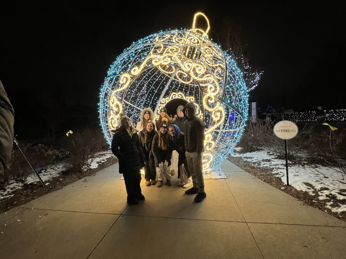 TroyColtsGBB's tweet photo. 🗣️: Zoo Lights with the squad! Happy Holidays everyone! https://t.co/FZKprUPDOU
