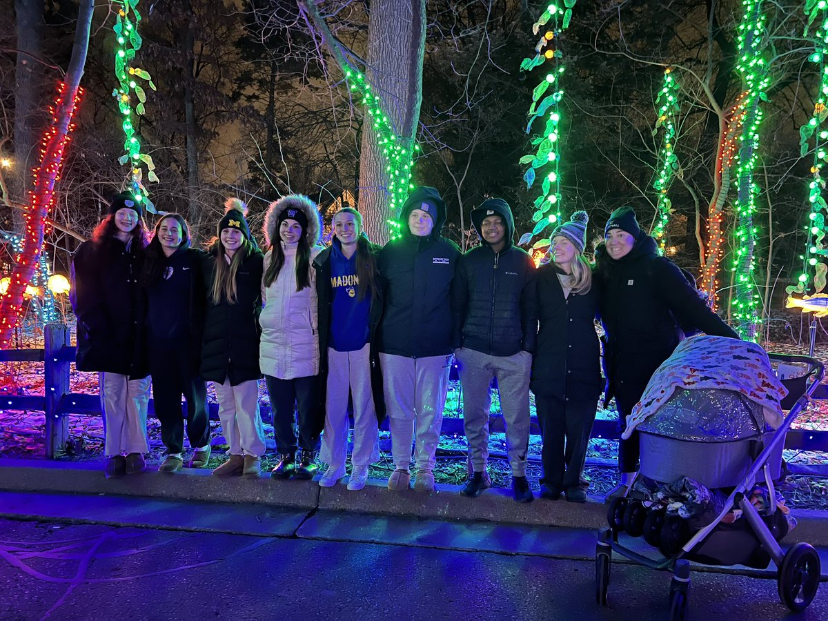 TroyColtsGBB's tweet photo. 🗣️: Zoo Lights with the squad! Happy Holidays everyone! https://t.co/FZKprUPDOU