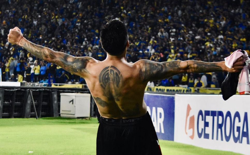 turcocarp's tweet photo. Sí, para ser un suplente de lujo que pueda jugar los momentos más calientes de todos los partidos pesados y para contagiar a un plantel que en su ausencia fue el más débil mentalmente de la última década.

Sí, porque River necesita caciques de verdad sabiendo que estamos llenos de líderes silenciosos.

Sí, porque elige poner en juego mucho de su idolatría y sus años dorados, y eso es una razón suficiente para que no vuelva solamente a retirarse, sino a poner el corazón otra vez por la camiseta que ama.

Sí, porque con sus casi 39 años es superior a los tres volantes centrales que tiene River hoy.

Sí, porque nadie puede decir que llega inactivo ni fuera de estado habiendo jugado 48 partidos en el 2024 sin lesiones importantes.

Sí, y que llegue también otro 5 de primer nivel.

Y finalmente sí, porque ellos lo ven y saben que la van a pasar mal.