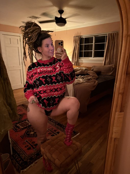 2 pic. getting into the holiday spirit with @itsRickysRoom @Rickybehavior 🎁❤️&zwj;🔥✨ https://t.co/GR5mEx<a class="tags" href="/tag/itsrickysroom">@itsrickysroom</a>