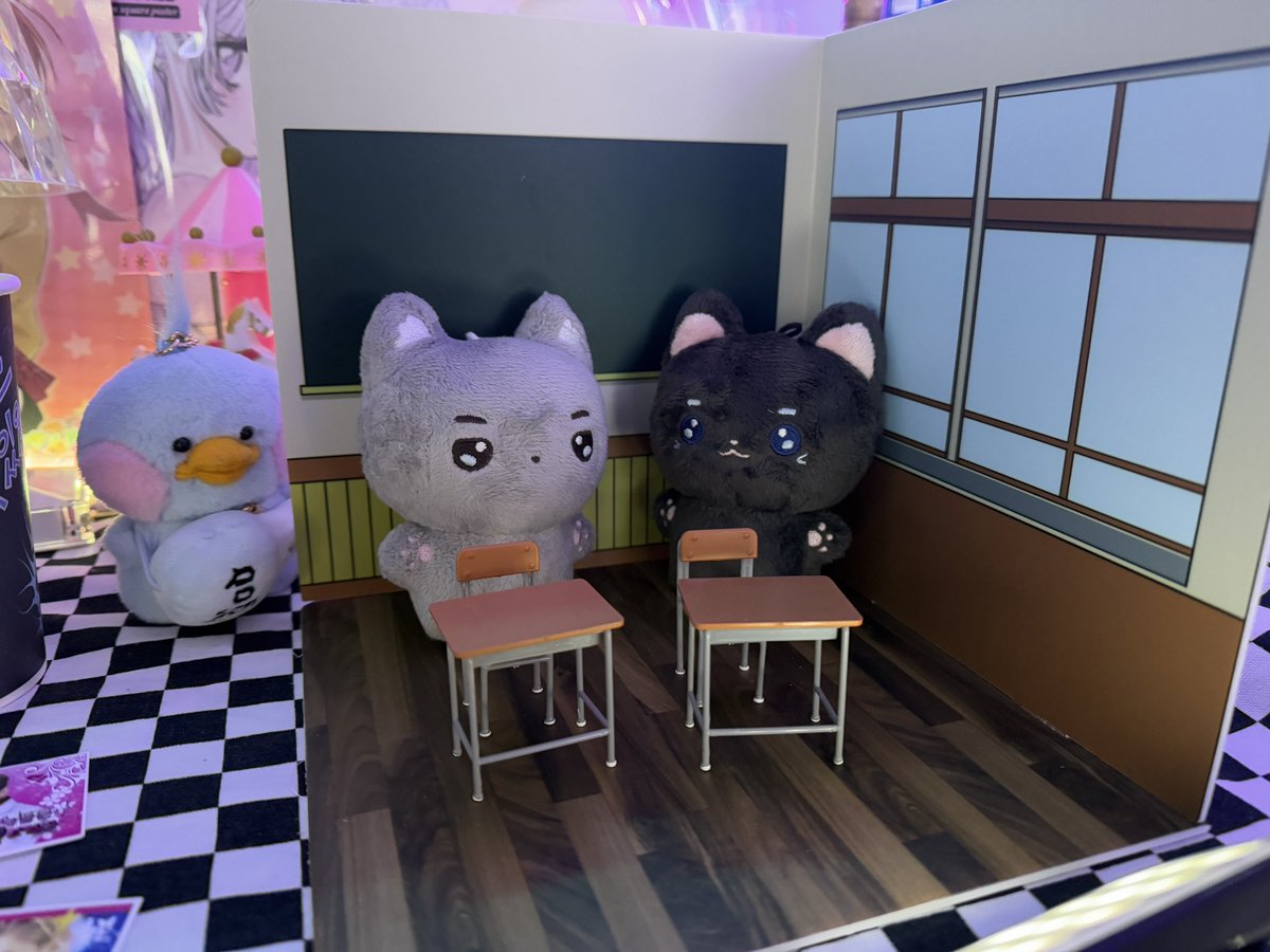 아기자기하게 꾸져며 있던 소품들이 너무 예쁘고 귀여워서 함박웃음🥰
더덕이가 저러고 있는게 제일 빵!!> <

#그놈들은멋있었다
#윤계상_안데니_생일축하해