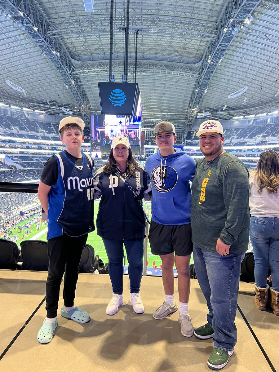 drsarahbrown's tweet photo. Family time at Sunday Night Football. How Bout Dem Boyz?! #cowboysnation @dallascowboys 💙🏈💙 https://t.co/t4dhVrf6rp