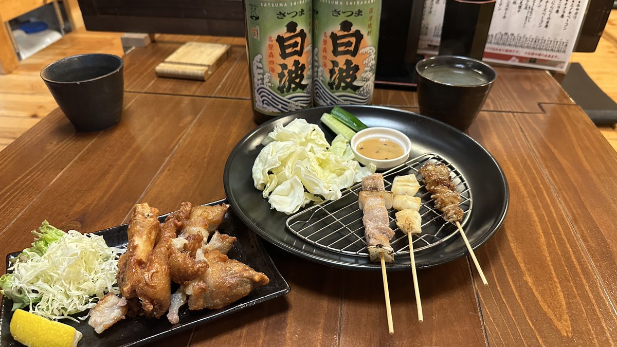 kbc_koyukittai's tweet photo. あけましておめでとうございます！今年最初は北九州市八幡西区黒崎の「本格炭火　博多焼鳥　将軍」。いただいたのは豚足！ガブリと豪快に食べる小雪ちゃんでした。来週月曜日までにリポストするだけで今回は薩摩酒造の「さつま白波」が当たるかも！
＃懸賞　#プレゼント企画 https://t.co/iw4CVzFghS
