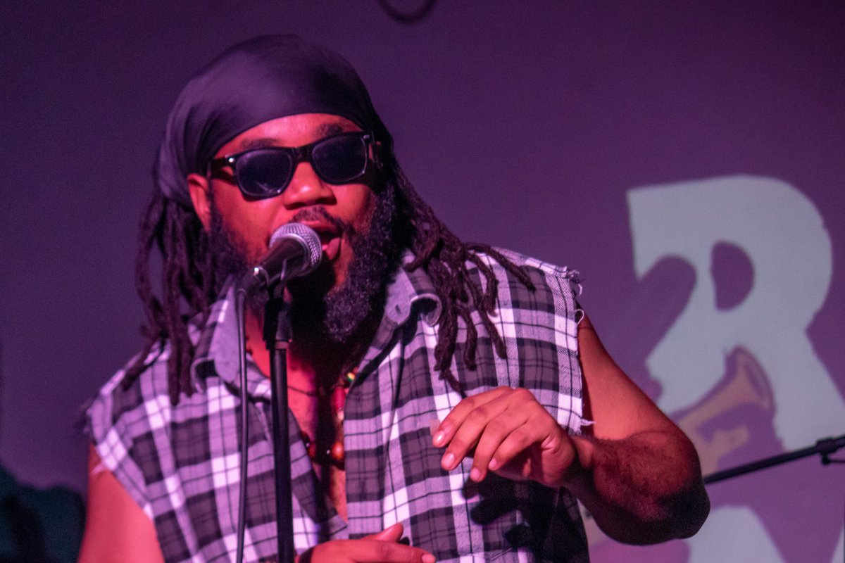 chokarella's tweet photo. Reggae Mapou clôture son année musicale à Vivano Coin des Artistes

Reggae Mapou a tenu, le vendredi 20 décembre, son concert de clôture pour l'année 2024 à Vivano Coin des Artistes. Plusieurs musiciens se sont succédé sur scène, offrant une programmation axée sur les musiques traditionnelles haïtiennes et jamaïcaines.

Tout au long de l'année, Reggae Mapou s'est distingué par l'organisation d'événements culturels dans la capitale, mettant en avant des artistes émergents. Parmi eux, Fameuse Maude, Cisco et Joël Akoustik ont trouvé dans ces soirées une plateforme pour exprimer leur engagement en faveur d'une redéfinition culturelle mêlant tradition et modernité.

Pour ce dernier spectacle de l'année, Joël Akoustik a ouvert la soirée avec des interprétations de morceaux locaux et internationaux. Fameuse Maude a pris la relève avec une série de titres engagés et a profité de l'occasion pour dévoiler sa prochaine chanson, attendue pour une sortie imminente. Enfin, le groupe Nanm, très attendu par le public, a conclu la soirée avec un répertoire inspiré des traditions vodou, offrant un moment d'intensité et de communion.

Reggae Mapou achève ainsi une année marquée par sa volonté de promouvoir les musiques traditionnelles et de soutenir des artistes porteurs d'une vision nouvelle de la scène culturelle.

📸 @CupidonYoubens