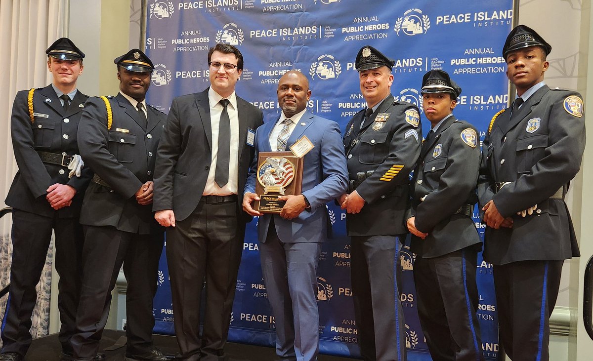 PPDExplorers's tweet image. Congratulations goes to @PPDInspJThomas for receiving an award for his community involvement from @PeaceIslandsPA. @PPDExplorers Color-guard in attendance. 🇺🇲 @PPDComPrtBureau