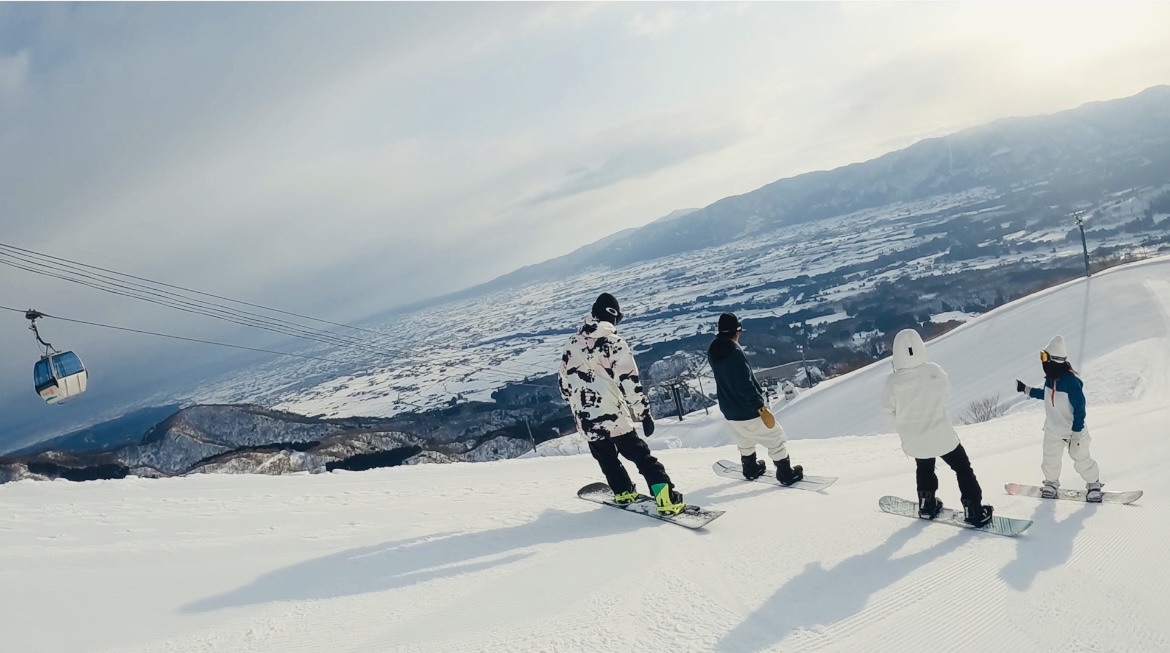 ToyamaVisit's tweet photo. Toyama Prefecture is also known for its beautiful ski slopes and resorts⛷️
Choose from eight different resorts that all offer slopes for various levels, breathtaking views, and even access to natural hot springs!
#VisitToyama #SkiJapan https://t.co/oMlQwu1fms