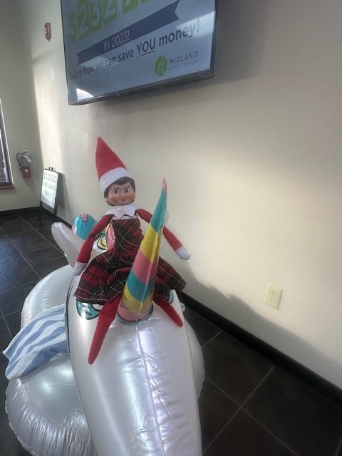 MidlandCU's tweet image. The elves were left unattended again, so of course they were up to all sorts of shenanigans! They had to make the most of their last few days hanging out with us this year! #elfontheshelf #elffun
