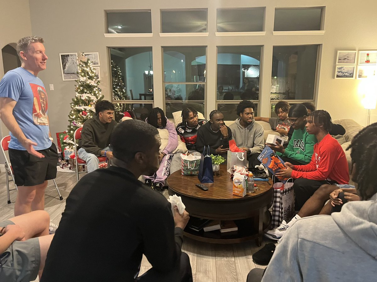 Travis Basketball tweet media