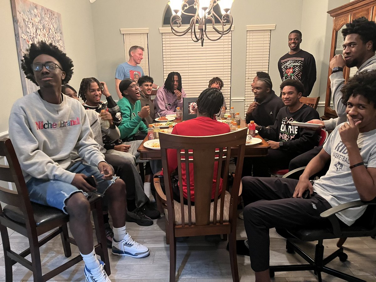 Travis Basketball tweet media