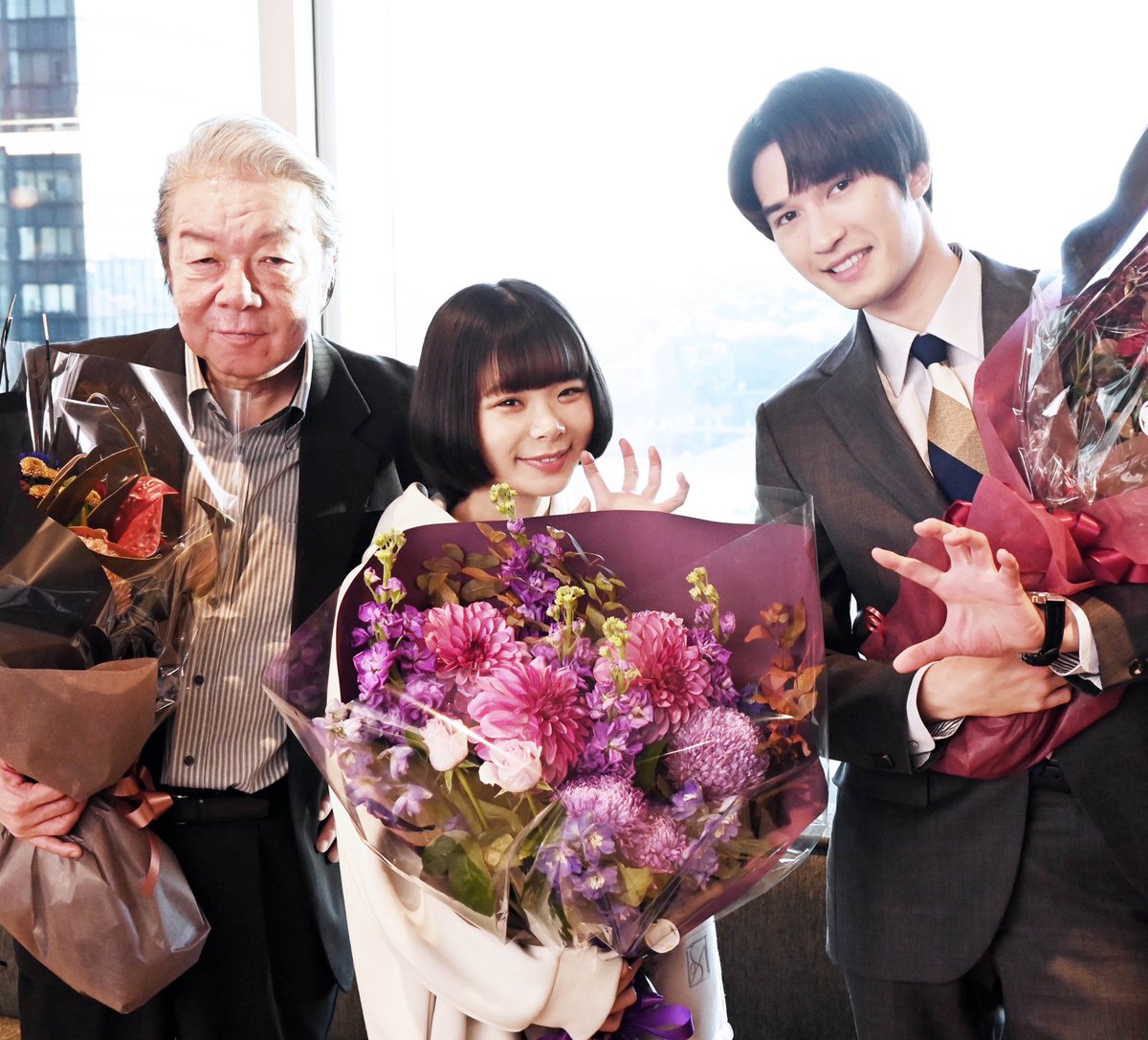 monsterktv8's tweet photo. ／
#趣里 & #ジェシー＆ #古田新太
クランクアップメッセージ🗣️
＼

👾趣里さん「この現場に来ると、みんな優しくて、温かくて…。すごく居心地のいい現場で、そのままで居させていただきました。またみんなで会えることを楽しみにしています。ありがとうございました！」

👾ジェシーさん「クランクインする前日まで降りようかな…と思ってたくらいでした（笑）優しい皆さんに包まれながらお芝居できて楽しかったです。趣里さんが座長で本当によかった。たくさん助けられました。改めて、みなさんお疲れ様でした！」

👾古田さん「本当に良いスタッフ、キャストに恵まれて…(涙) これからも！一歩一歩、上達を目指して頑張っていきたいと思いま～す！(笑)ありがとうございました！」

涙涙の…！？🥺😳

当日の様子＆全文はコチラ
https://t.co/ivFjiKH45o

#モンスター 今夜最終回
