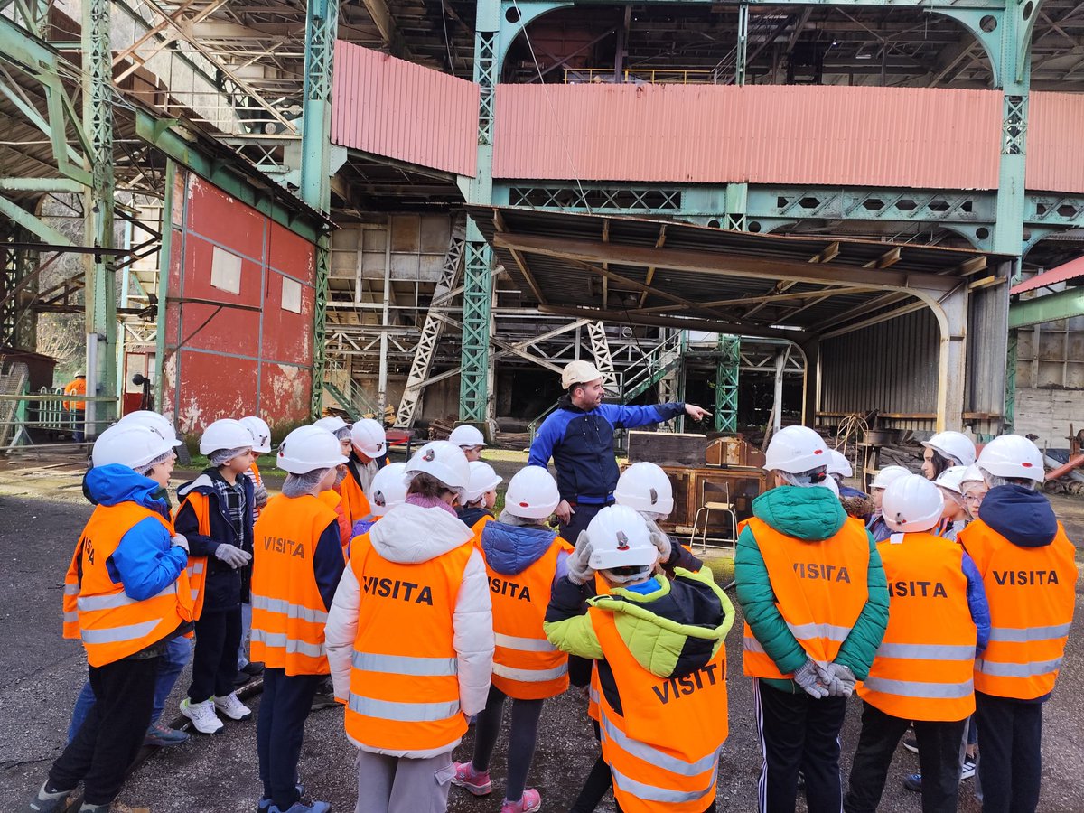 cpbaudilio's tweet photo. El alumnado de sexto de Primaria hemos visitado @visitapozosoton y nos ha parecido una experiencia muy interesante, como broche de oro al trabajo sobre la Minería asturiana y despedida del primer trimestre 👏👏 FELICES FIESTAS 🥰🎄 https://t.co/bFUym7rEiC