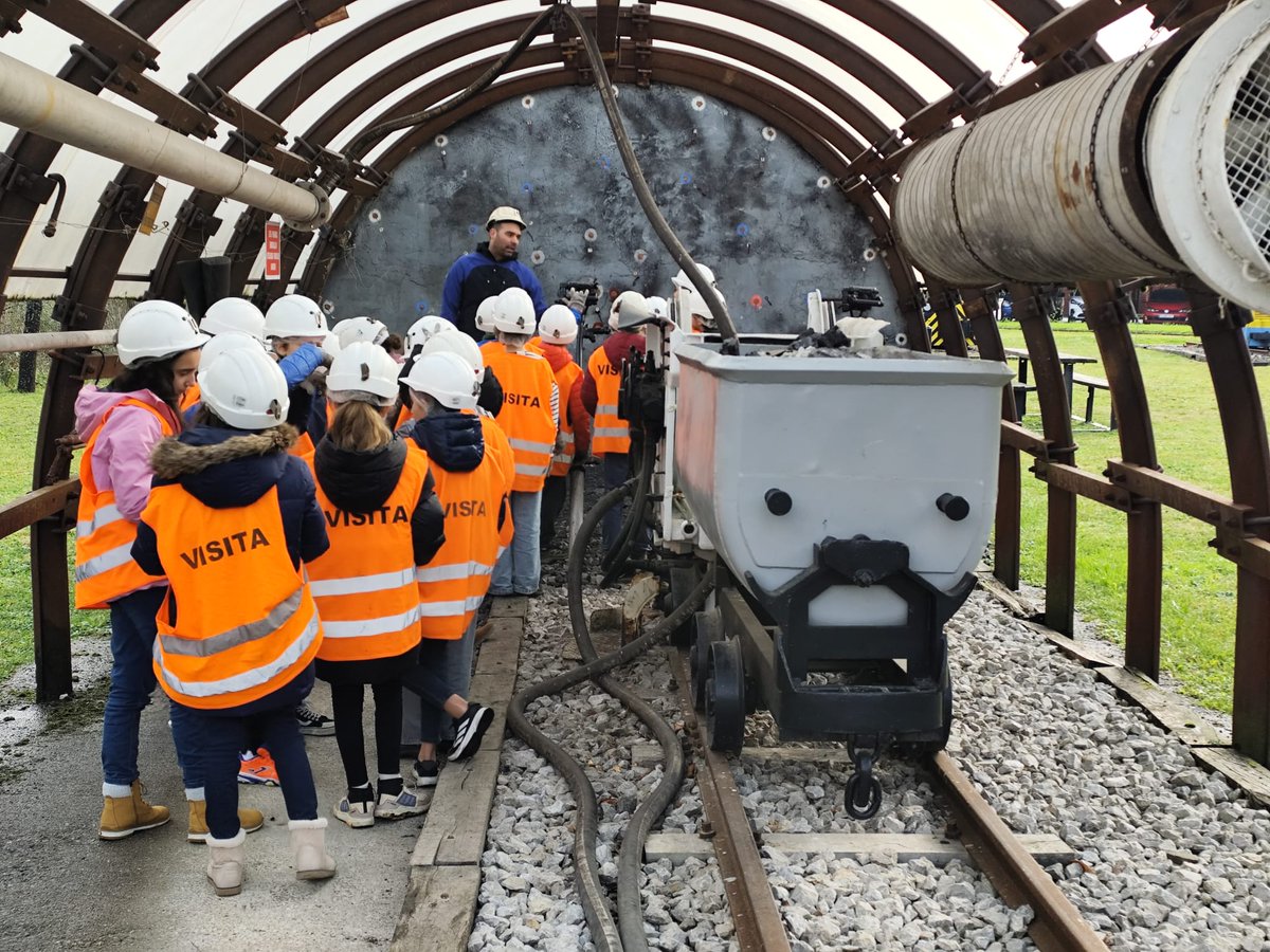 cpbaudilio's tweet photo. El alumnado de sexto de Primaria hemos visitado @visitapozosoton y nos ha parecido una experiencia muy interesante, como broche de oro al trabajo sobre la Minería asturiana y despedida del primer trimestre 👏👏 FELICES FIESTAS 🥰🎄 https://t.co/bFUym7rEiC