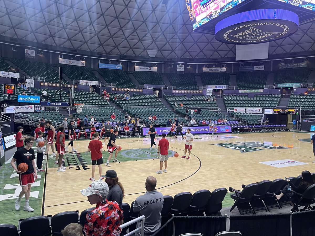 MikeLefler18's tweet photo. #Huskers warming up in Honolulu! https://t.co/GfxNVbMOw1