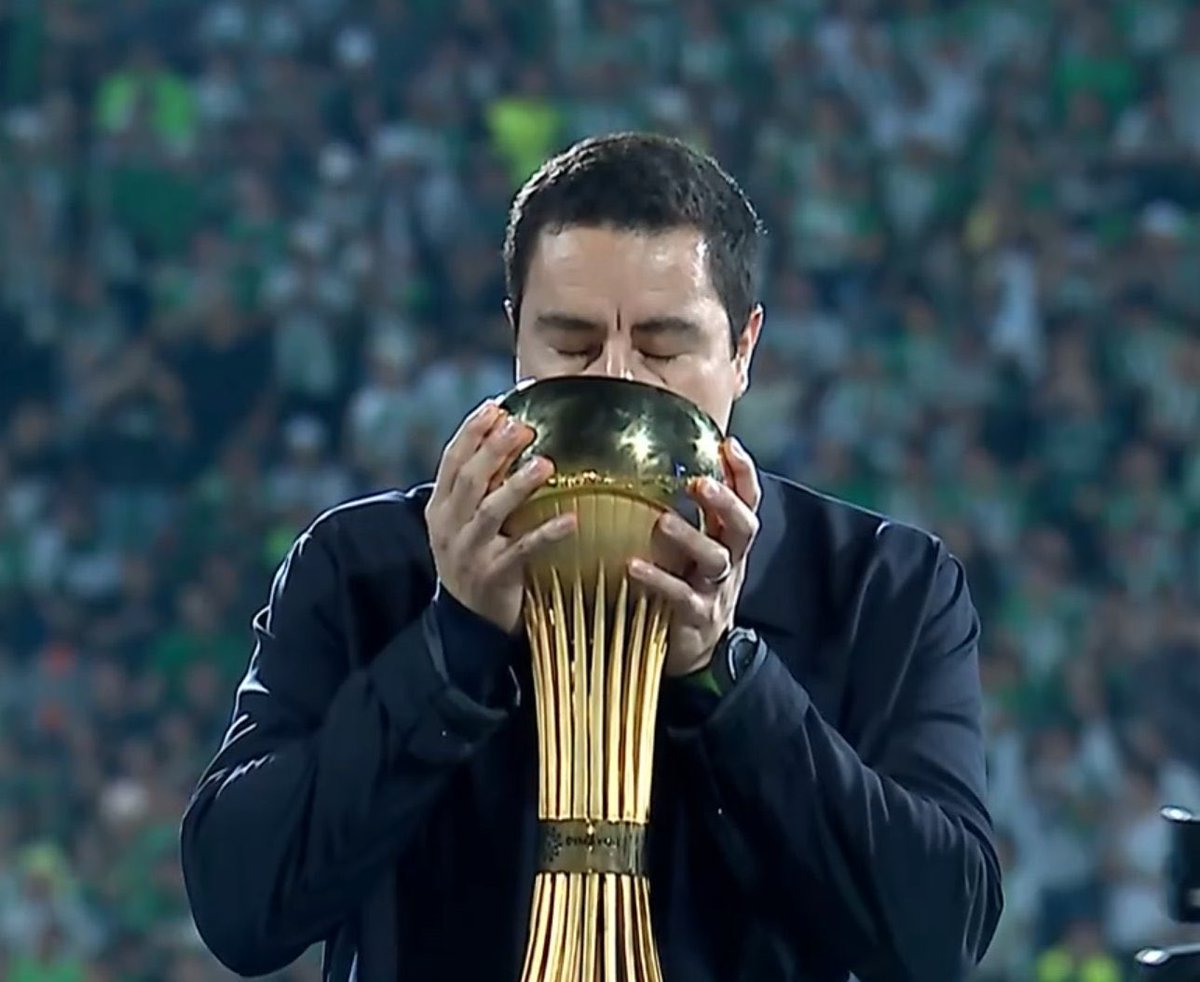 Efraín Juárez 🇲🇽 besando el Trofeo de Campeón de Liga de Colombia 🇨🇴 👏🏻👏🏻

El mexicano logró el doblete en su primera temporada con Atlético Nacional.