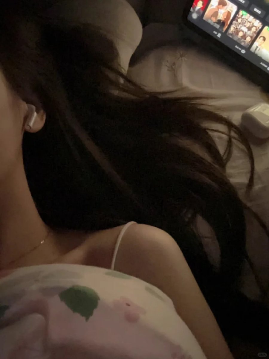 Cozy night in: drifting away to favorite shows with AirPods in🎧
Good night🌙