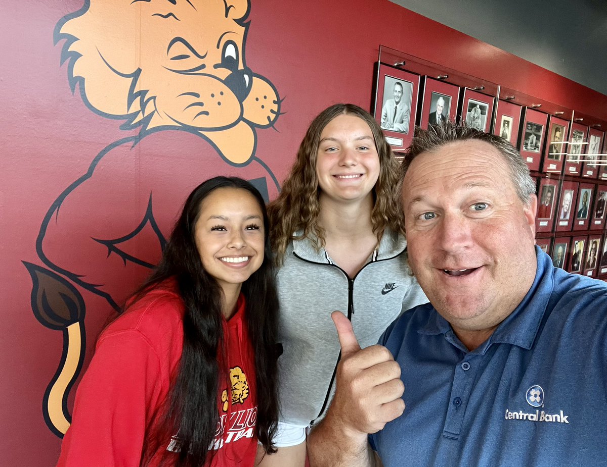 Sunflower Smack Show (@sunflowersmack) on Twitter photo In <a href="/SMEastGBBall/">SME Girls Basketball</a> win over <a href="/LadyLions_LHS/">Lady Lions</a> …
<a href="/FinaKessler/">Fina Kessler</a> lead SME w/14p
while <a href="/Paige_2026/">Paige Stanfield 2026</a> had 9p/18r‼️
Lawrence was lead by <a href="/CamiNauholz/">Cami Nauholz</a> 18p👏🏼👏🏼 In <a href="/SMEastGBBall/">SME Girls Basketball</a> win over <a href="/LadyLions_LHS/">Lady Lions</a> …
<a href="/FinaKessler/">Fina Kessler</a> lead SME w/14p
while <a href="/Paige_2026/">Paige Stanfield 2026</a> had 9p/18r‼️
Lawrence was lead by <a href="/CamiNauholz/">Cami Nauholz</a> 18p👏🏼👏🏼