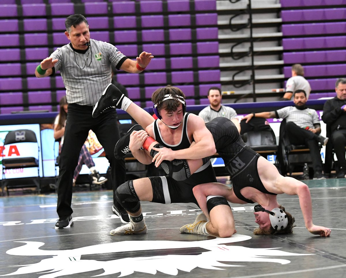 GeoffSportsPics's tweet image. More title winners today from the @SWOWCA_ Wrestling Classic. Stay with Cincinnati.com for more. @WeAreOakHills @moewrestling @ElderWrestling @WildcatsOfHHS @ENQSports @mlaughman @JHoffinCincy @ByAlexHarrison @BConnellysports