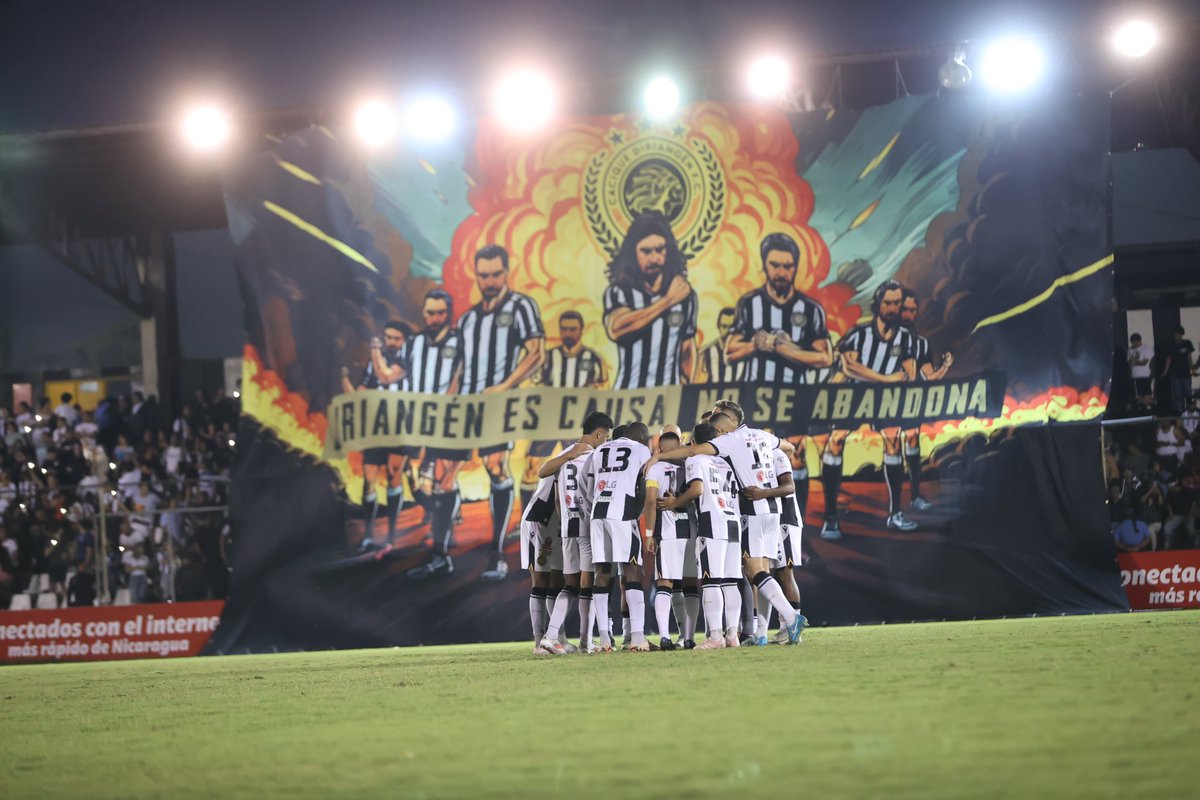 Hola soy yo de nuevo pero con un TRI CAMPEONATO 🤣

Gracias a cada jugador por entregarse tanto a este maravilloso grupo y familia que formamos. 
Gracias a todos, que esto nunca pare banda⚪️⚫️🏹
Gracias familia por siempre estar, repito como cada logro,esto es por y para ustedes.