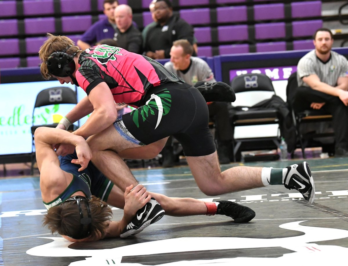 GeoffSportsPics's tweet image. More title winners today from the @SWOWCA_ Wrestling Classic. Stay with Cincinnati.com for more. @WeAreOakHills @moewrestling @ElderWrestling @WildcatsOfHHS @ENQSports @mlaughman @JHoffinCincy @ByAlexHarrison @BConnellysports