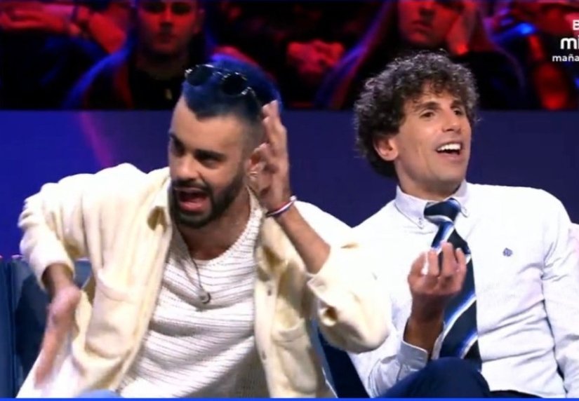 missdelriesgo's tweet image. Juan diciendo que Óscar ha estado pendiente de su concurso 😂😂😂 pobre infeliz, no hay videos de ni criticándole. No ha existido ni dentro ni fuera, su entrevista final la tuvieron que rellenar con los vanesos cantando 😂  #GHDBTFinal #GH22D