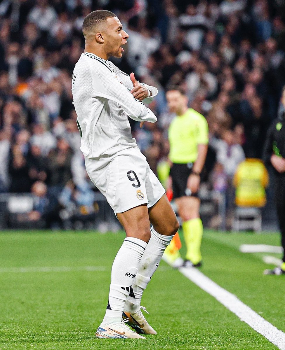 ScorpixnPapi's tweet photo. Y con esto despedimos el año, feliz navidad madridistas. ♥️🐢 https://t.co/T0PejayH4e