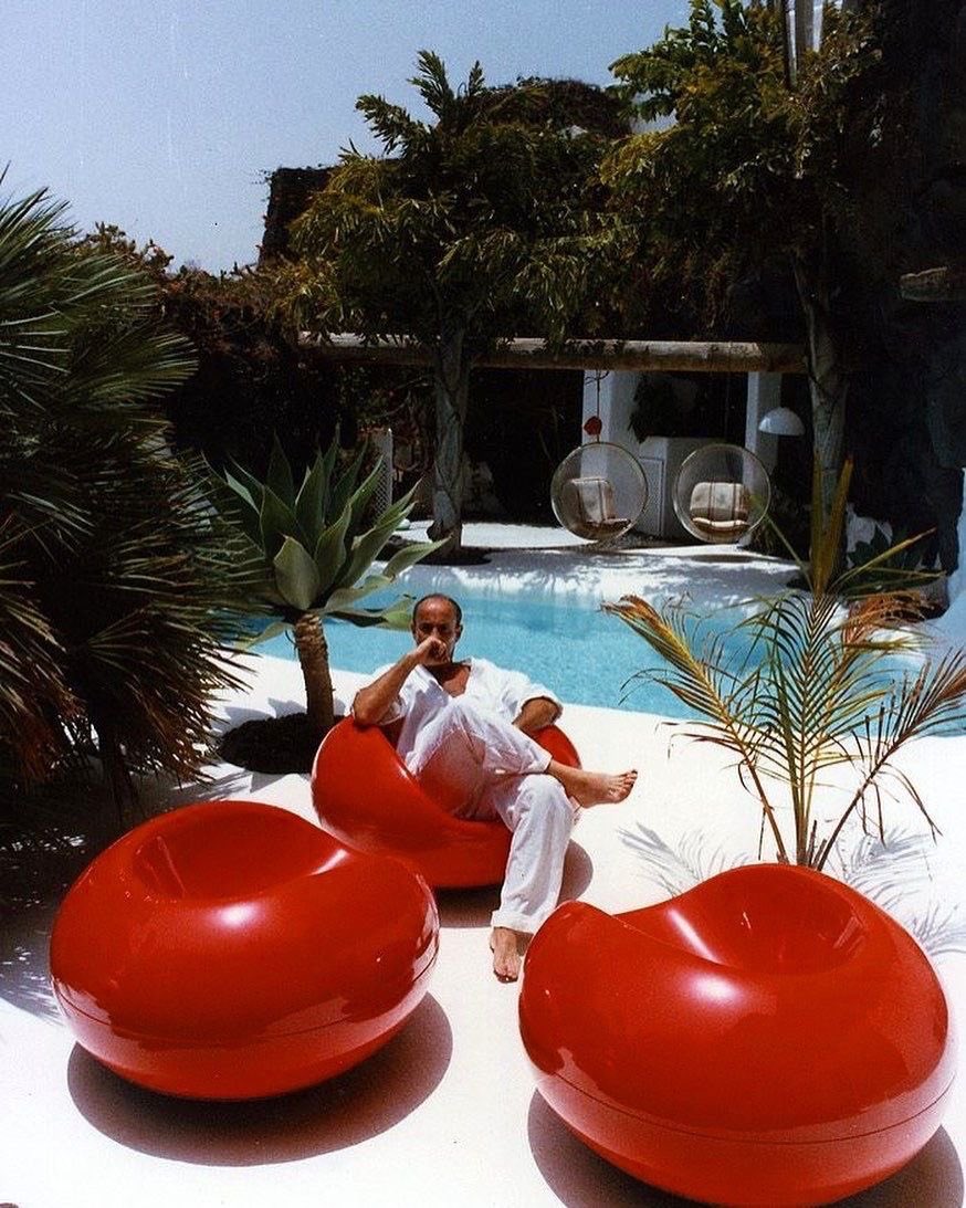 luusssso's tweet photo. Artist César Manrique at his home in the Canary Islands (1984)

Featuring the Pastil Chair by Eero Aarnio https://t.co/pU2Nth1lbP