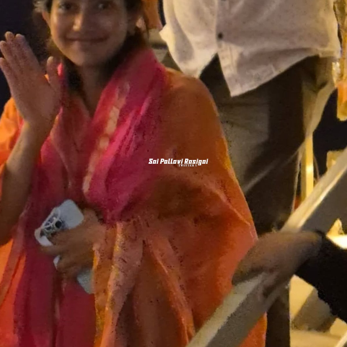 #SaiPallavi  attends the Ganga Aarti at Dashashwamedh Ghat. #Varanasi  #SaiPallavi𓃵  #khasi #Thandel #SaipallaviSenthamarai