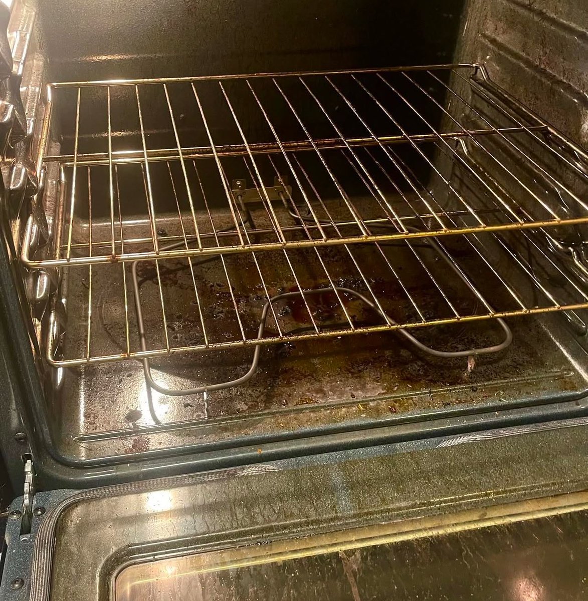 We love a fresh clean oven 🫧

Here are five reasons why it’s important to clean and upkeep your oven:

✨Improved Efficiency: A clean oven operates more efficiently, as built-up grease and food residue can interfere with heat distribution.

✨Prevention of Fire Hazards: Grease