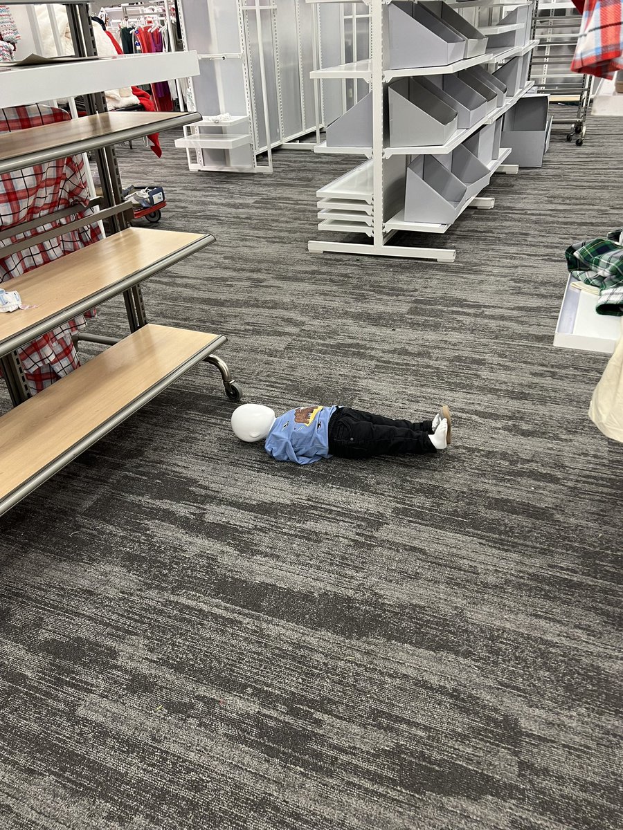 snydxr's tweet image. #ManDown #SomeonePls #HelpHim