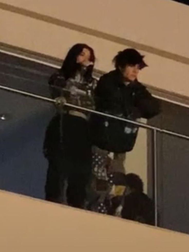 Caro gentil leitor, foi me informado que a princesa da grifinória Ginny Weasley (<a href="/heaaadline/">⋆</a> ) foi vista fora de sua residência com um moreno desconhecido. Alguns moradores dizem ter visto a princesa em clima de romance. Será que o coração da Weasley já está fisgado?