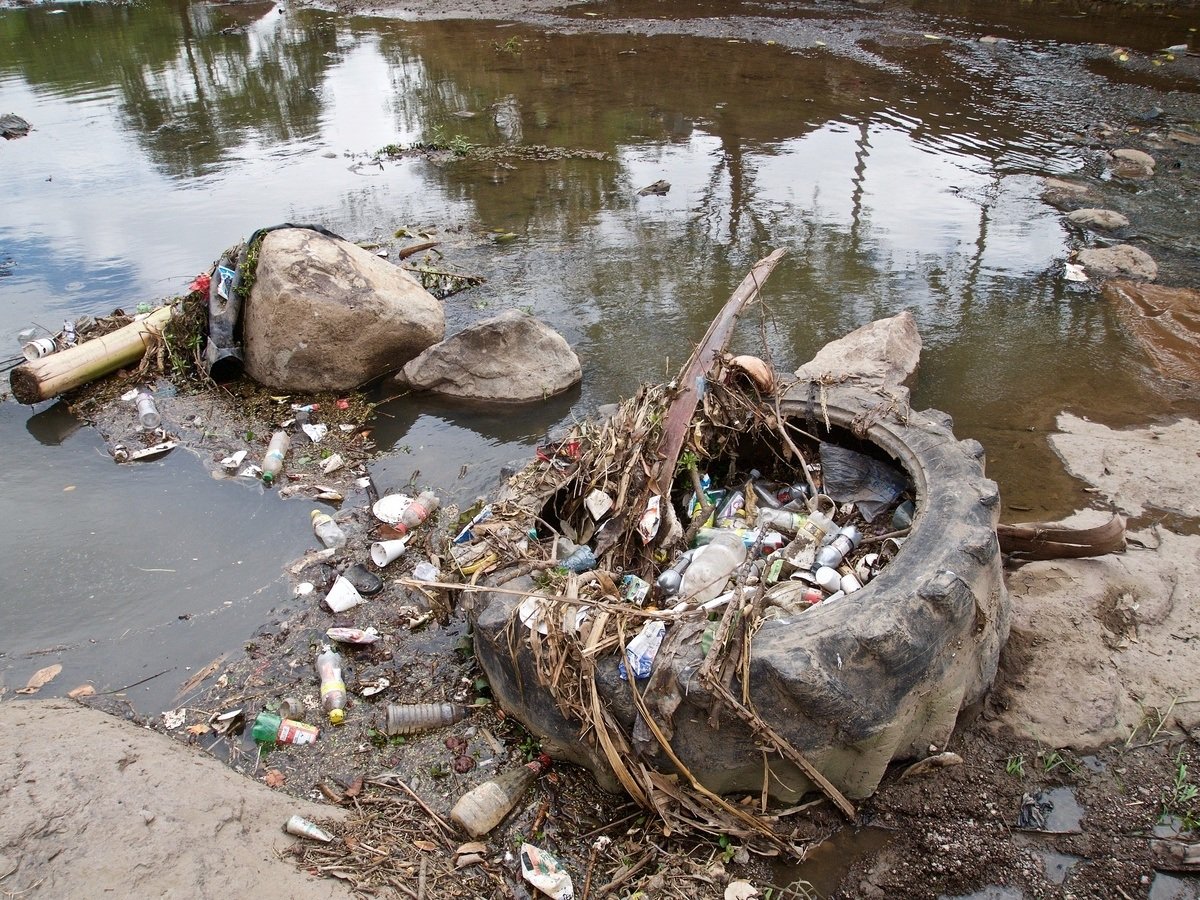 #NoALaMineriaSiAlaVida
El Río Grande de San Miguel es contaminado por más de 45 municipios, no hay financiamiento ni voluntad política para limpiarlo. ¿Con el oro de las minerías se va a limpiar? #LaMineriaEsMuerte y no es la solución para el desarrollo que promueven.