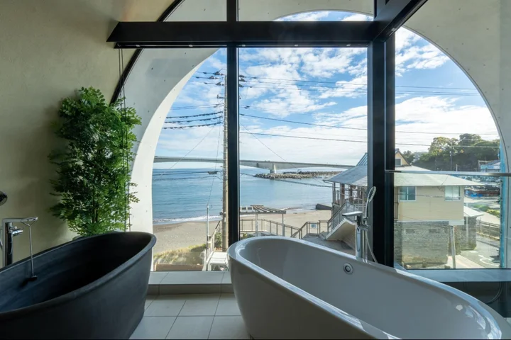 sauna_madoguchi's tweet photo. 🌊🏡 月額55,000円で海と過ごす #別荘 ライフ！
「#WITHSEA」の新拠点が神奈川・ #真鶴岩 海岸に登場✨
🌟天井高7.5mの大空間
🔥波音を聞きながら"ととのう"#サウナ 完備
🏖️ 海の目の前で非日常を体験

これが次世代リゾートライフ🏄‍♂️ https://t.co/Xyv1q5nJEj