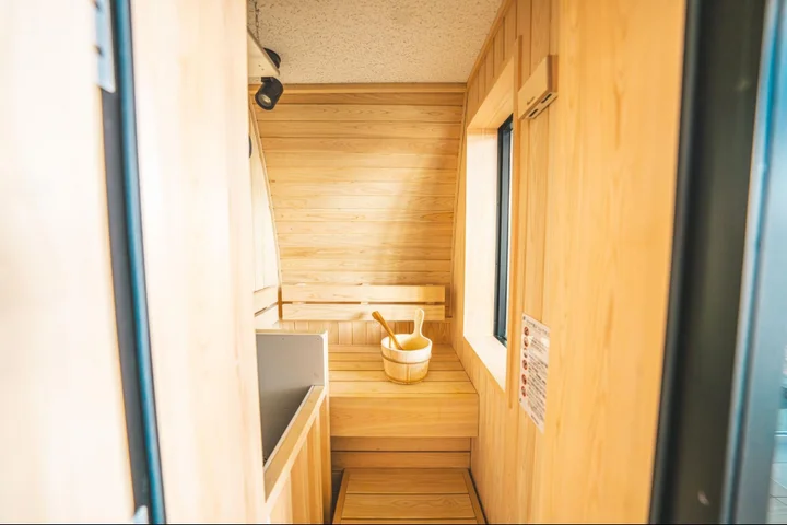sauna_madoguchi's tweet photo. 🌊🏡 月額55,000円で海と過ごす #別荘 ライフ！
「#WITHSEA」の新拠点が神奈川・ #真鶴岩 海岸に登場✨
🌟天井高7.5mの大空間
🔥波音を聞きながら"ととのう"#サウナ 完備
🏖️ 海の目の前で非日常を体験

これが次世代リゾートライフ🏄‍♂️ https://t.co/Xyv1q5nJEj