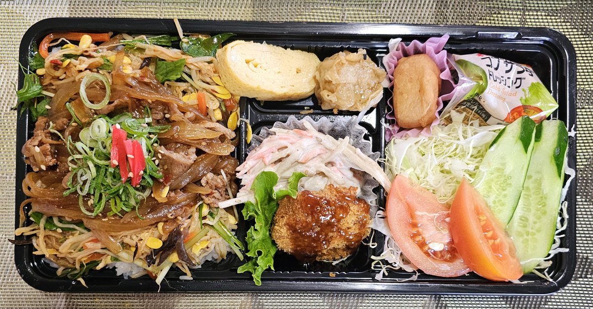 nb_tamashima's tweet photo. おはようございます☺️

本日の日替わり弁当(税込620円)は

焼き肉ビビンバ丼
　　&amp;生野菜たっぷりサラダセット

・ごぼうサラダ
・れんこんの肉詰め
・玉子焼き
・がんも
・ポーク焼売

いつものサラダセットより
おかずが増えて620円
いつものは600円

風邪ひかないように
野菜もしっかり食べてね😉 https://t.co/vM1kXqUCmP