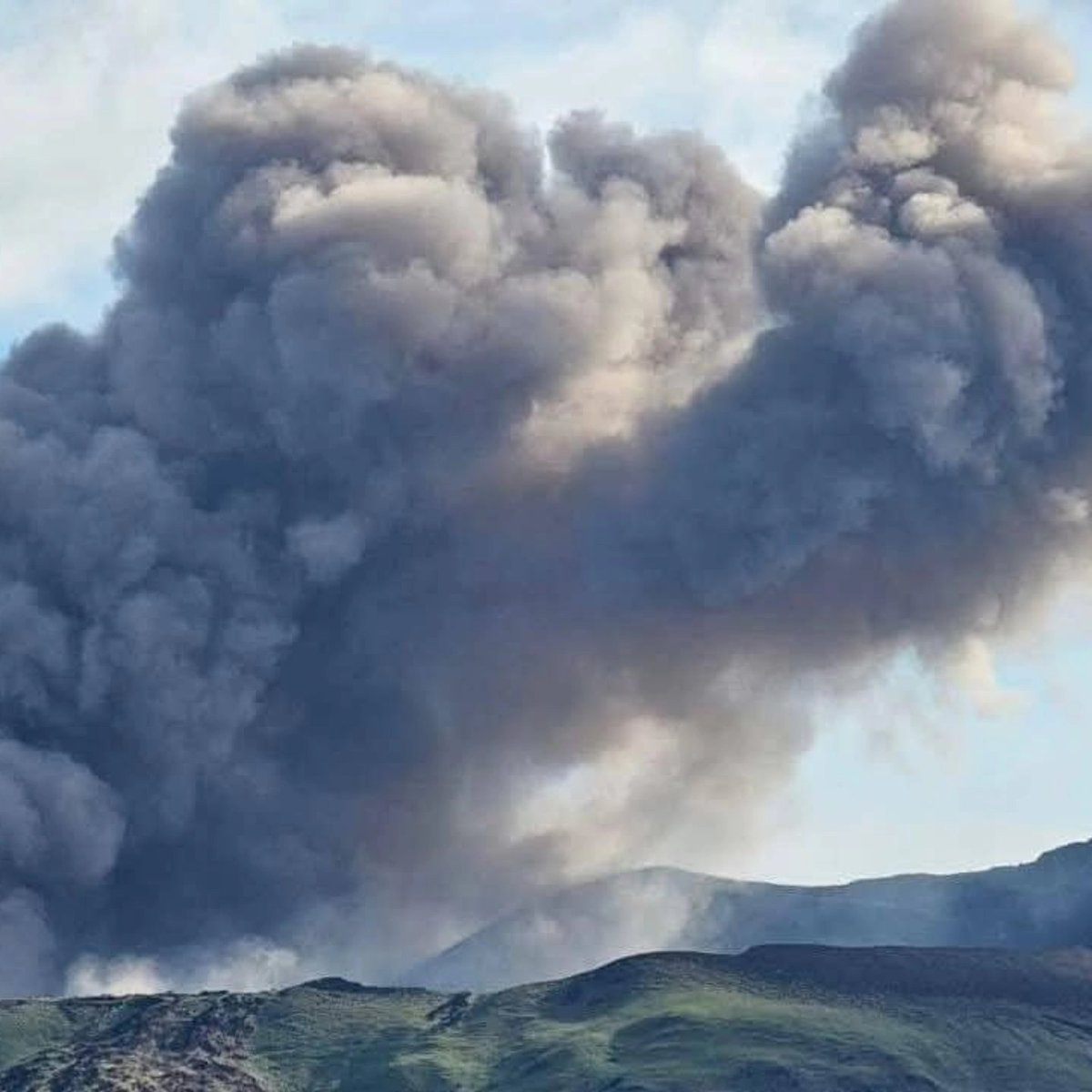 El cráter Santiago del Volcán Masaya 🌋registró este domingo una explosión.
De acuerdo al informe del INETER, continúa desgasificando por la fumarola 2 y presenta incandescencia nocturna. Además, se han detectado grietas en el borde sur del cráter Santiago#Nicaragua