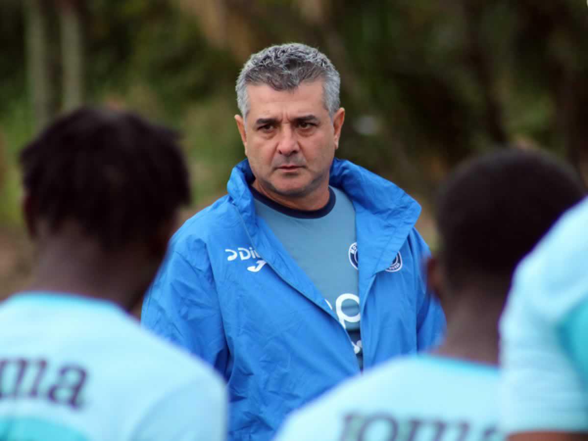 AlvaroDLaRocha's tweet photo. Saluden al DT que más finales le ha ganado al Club Olimpia Deportivo. Diego Martín Vásquez igualó a Ramón Maradiaga con más victorias sobre el León en definiciones por el campeonato.

🏆🏆🏆 https://t.co/uMnDSQgdta