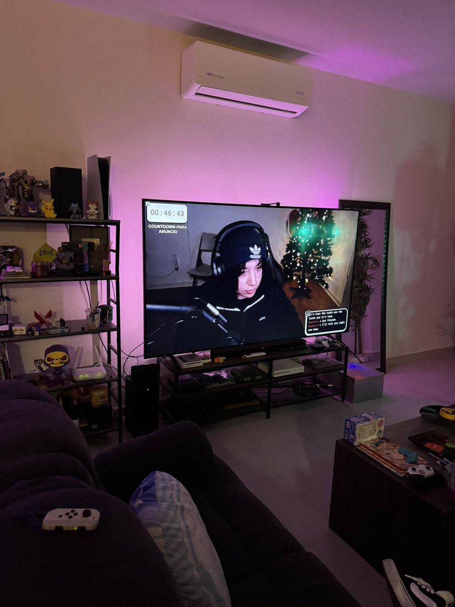 Roiereal's tweet photo. @Quackity toda mi familia te esta viendo quackity acabo de romper el televisor, mi familia esta llorando https://t.co/HXrJRxCKPj