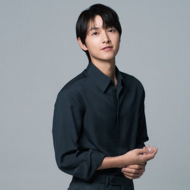 KDramaHandle's tweet photo. #SongJoongKi reveals he is studying Spanish ​​to communicate with his two children.

"I speak Spanish with my wife in daily life. As those who are raising a baby know, there will come a time when the baby speaks Spanish better than me. I can't fall behind, so I'm learning Spanish."